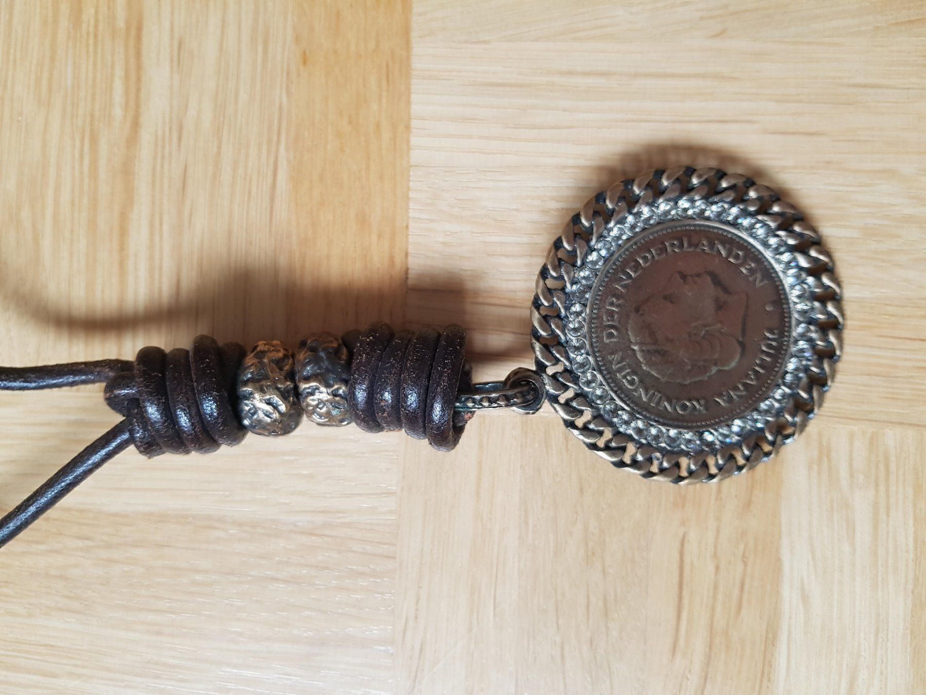 Catenine: Leder Kette mit goldiger Münze – Nuovo (secondo la descrizione) da Zürich venduto da yro_qvz7 1