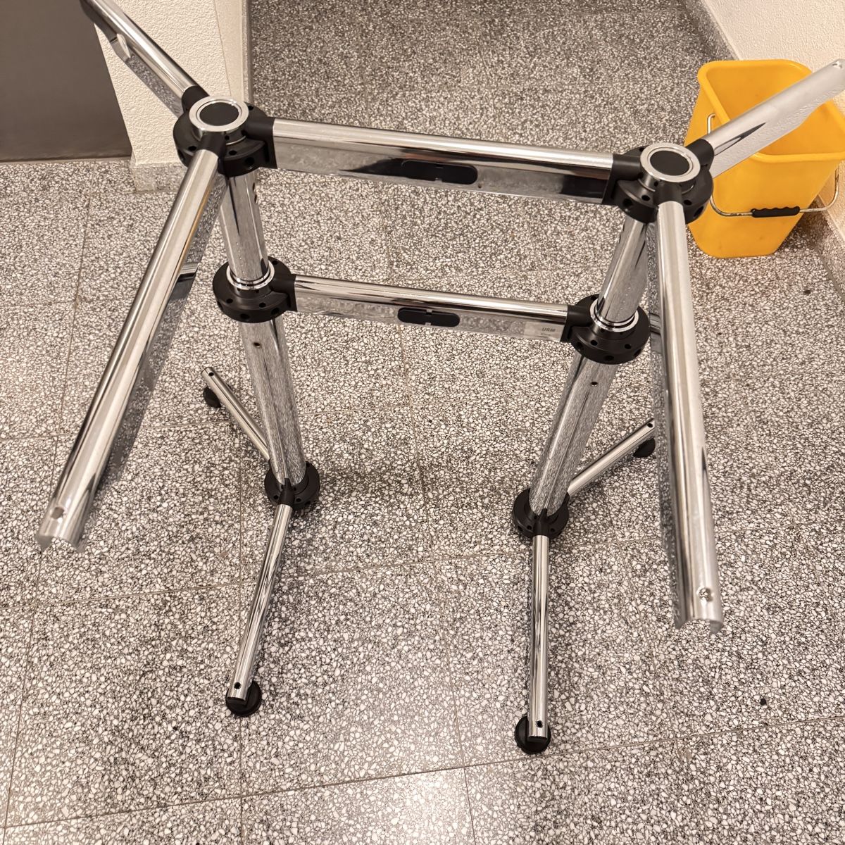 Schreibtische: USM Haller Kitos Tischgestell Chrom  – Gebraucht aus Tann von gor_pyy9 1