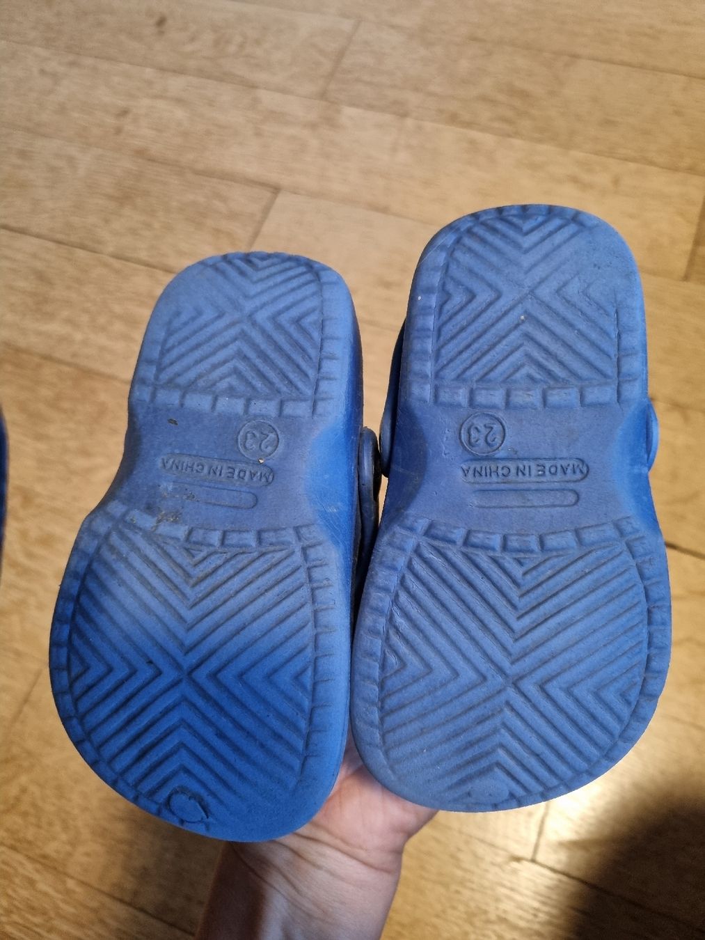 Crocs Schuhe für Jungen: Hausschuhe in Gr. 23 – Gebraucht aus Chur von urs_x8x8 1