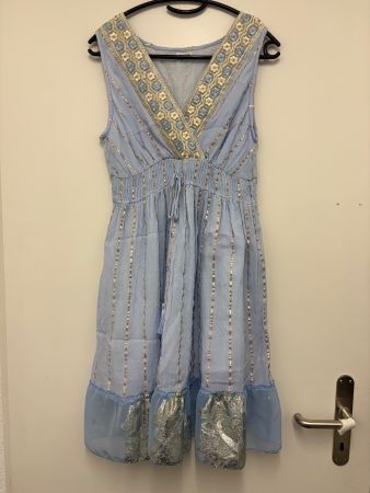 Kleid Sommer hellblau Grösse M verziert neuwertig