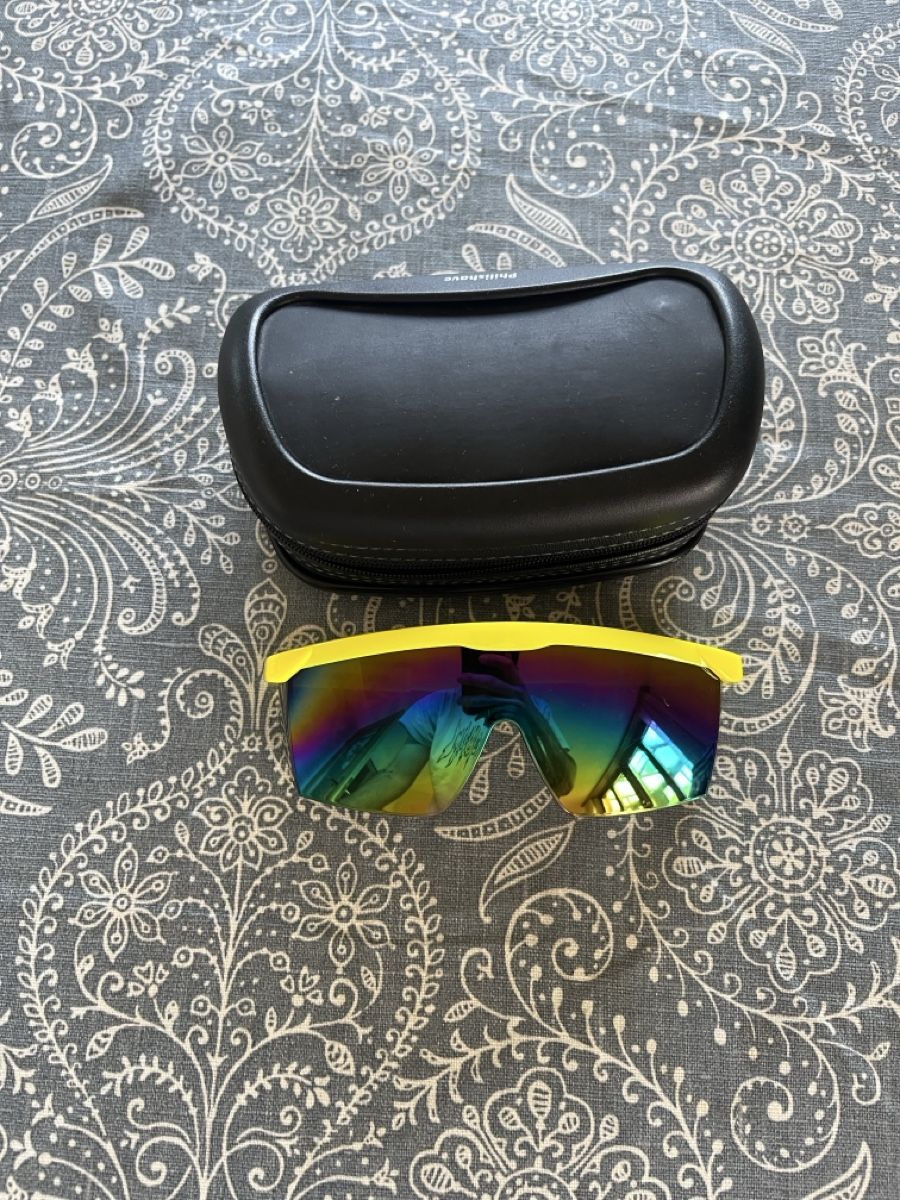 Occhiali & Lenti: Rainbow Mirrored Sunglasses, Yellow Frame, with Case. – Usato da Bertschikon Gossau venduto da Weezysarchive