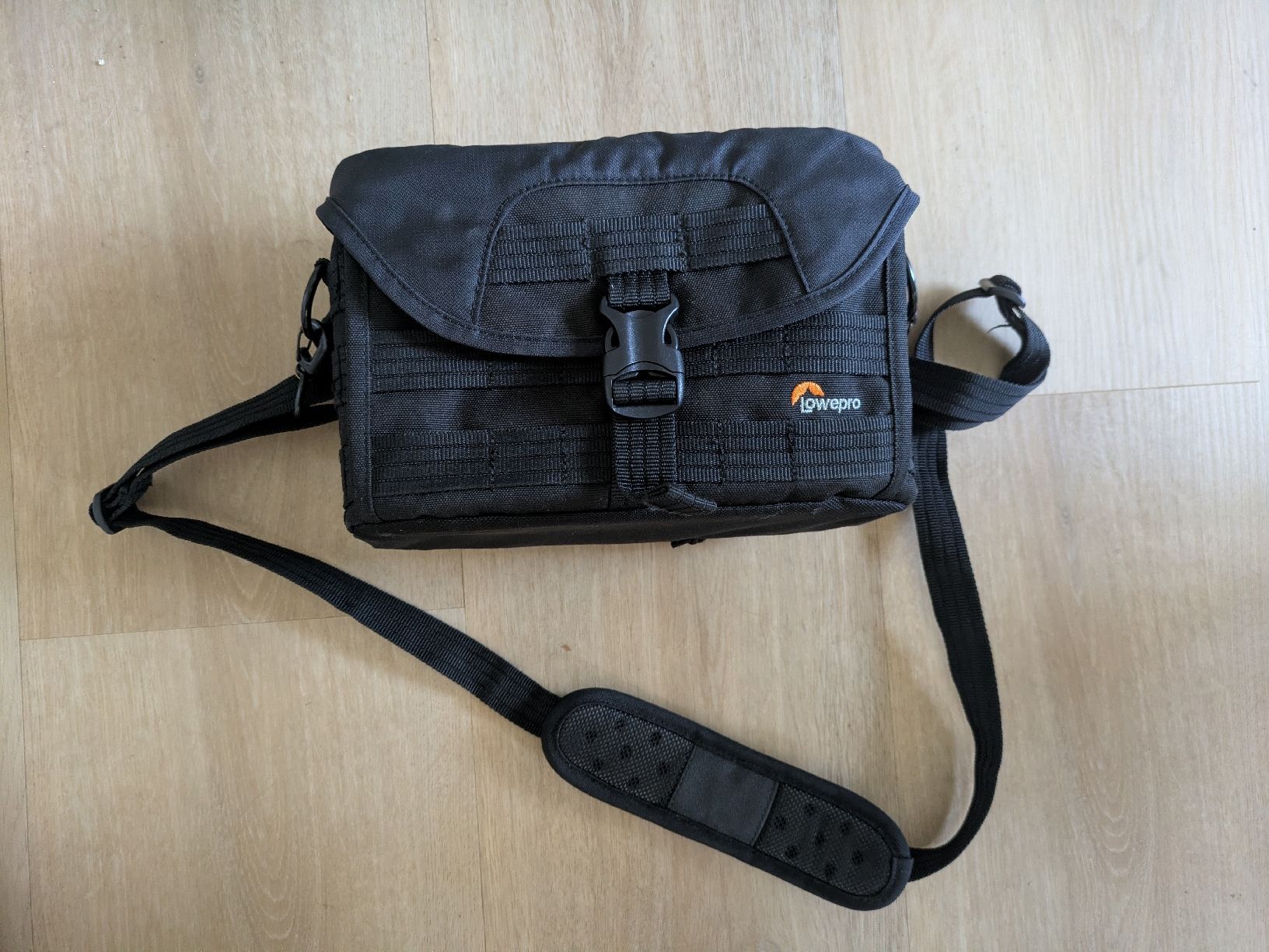 Lowepro Borse: Lowepro Camera Bag black  SH 120 AW – Usato da Bern venduto da han_lx9c 2