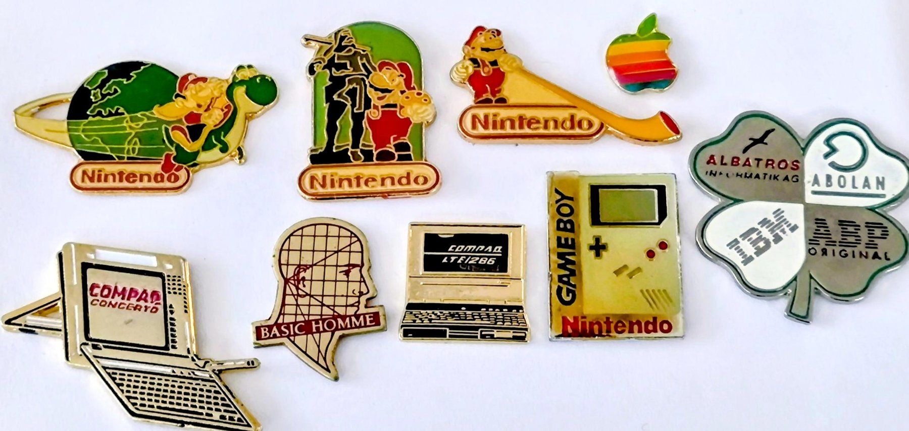 Plaketten & Abzeichen: 9 Computer Pins - Nitendo, Appe, IBM etc – Gebraucht aus Pfäffikon ZH von Colacity