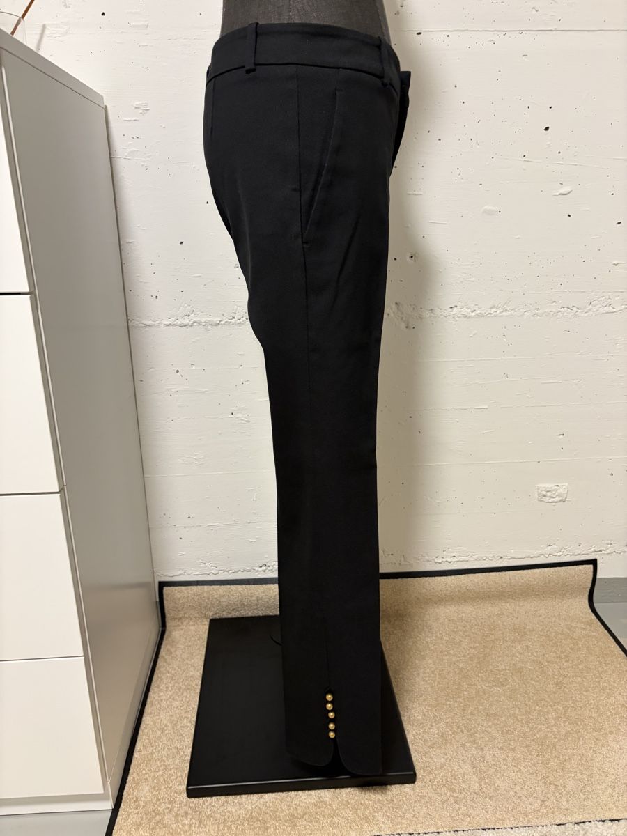 Gucci Pantaloni: Gucci Black Trousers Size 38, Gold Buttons, Spring Ready! – Nuovo (secondo la descrizione) da Sarnen venduto da vik_jw5z 1