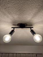 schwarze Lampe mit 2 Glühbirnen