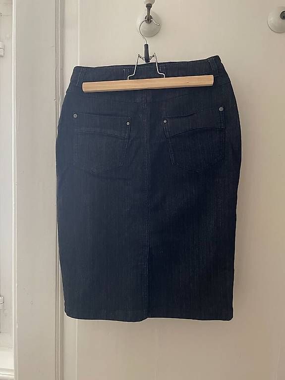 Jupes: Dunkelblauer Jeansrock von Peter Hahn  Grösse 38 – D'occasion à Männedorf par A.L. 3