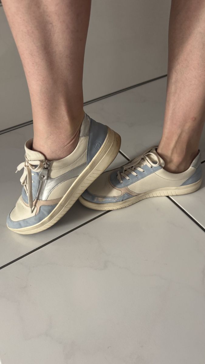 Scarpe da donna: Bequeme Damen Sneakers Gr. 45 hellblau – Usato da Altendorf venduto da Ro 2