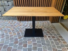 Tisch mit Holzplatte und Metallfuss gebraucht Zustand