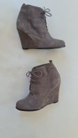 Grauer Schuh mit Keilabsatz Gr. 37 aus Spaltleder