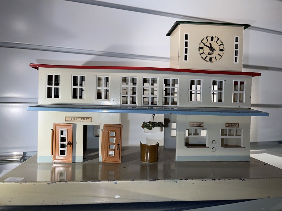 Kibri Modellini di ferrovie: Kibri Blech Spielzeug Bahnhof mit Uhr West Germany – Usato da Siebnen venduto da speedy63 3