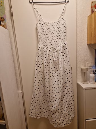 Kleid mit Punkten Grösse S mit Etikett