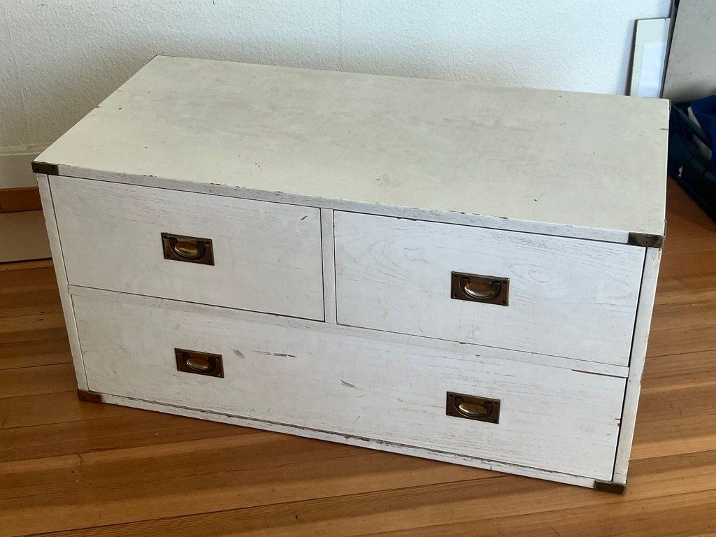 Cassettiere: Schörkellose Truhe / Kommode, so shabby wie chick ... – Usato da Zürich venduto da alpenho
