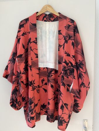 Beautiful Vintage Pink & Black Floral Kimono - Like New!