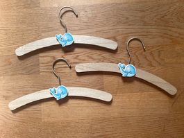 Kleiderbügel für Kinderkleider aus Holz