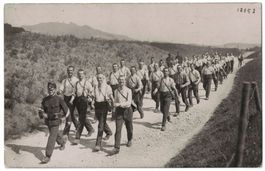 Grenzbesetzung 1915, Militär marschiert, vermutlich Kt. Bern