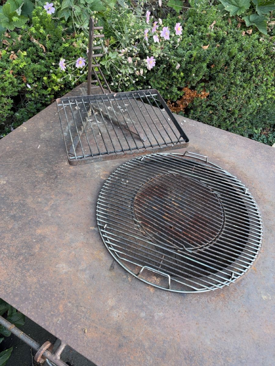 Griglie: Grilltisch verrostete optik – Usato da Pfäffikon SZ venduto da Brocki-21 1