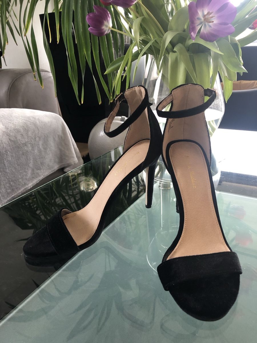 Scarpe da donna: Schwarze Riemchen Pumps Gr 38 – Usato da Balgach venduto da Fashionistalady 1