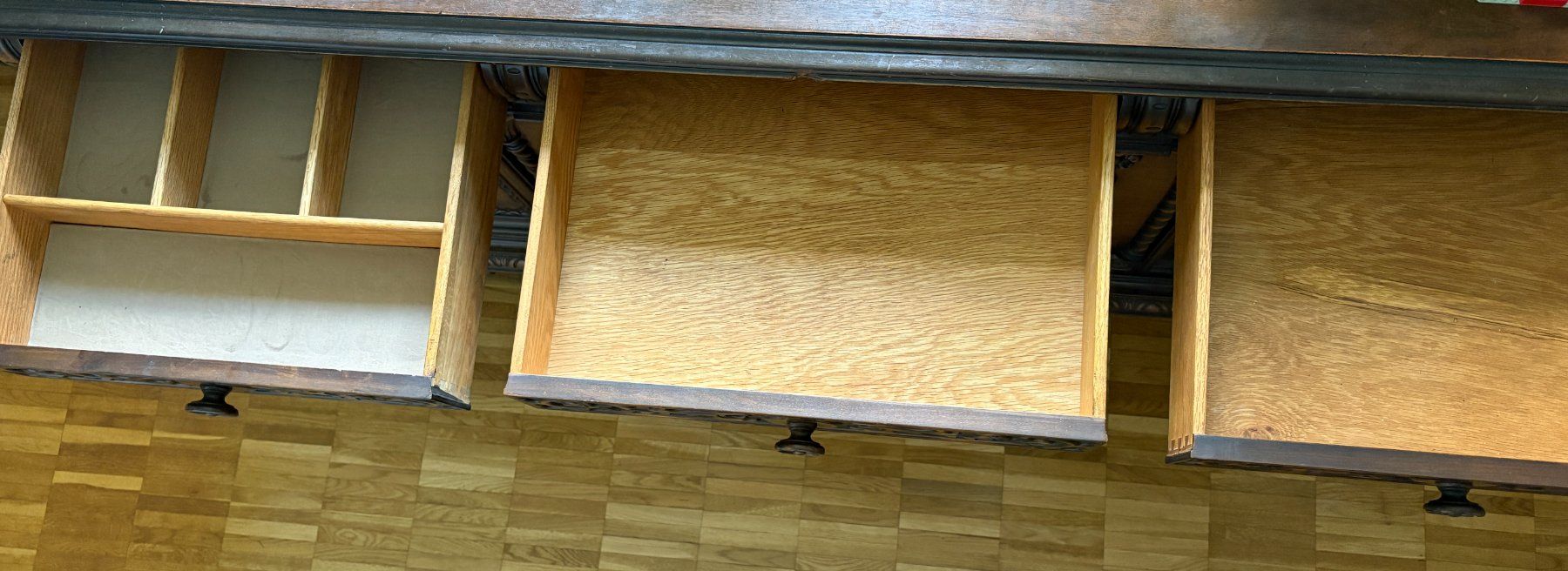 Cassettiere: Sideboard aus Holz mit Zierschnitzereien – Usato da Menzingen venduto da Pacific_5un 5