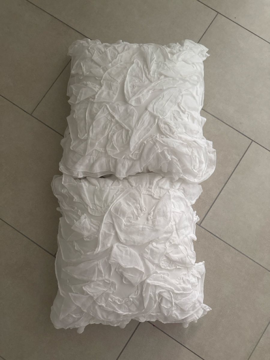 Coussins: Coussin décoratif blanc  – D'occasion à Belmont-Lausanne par Michelle_Srdr_