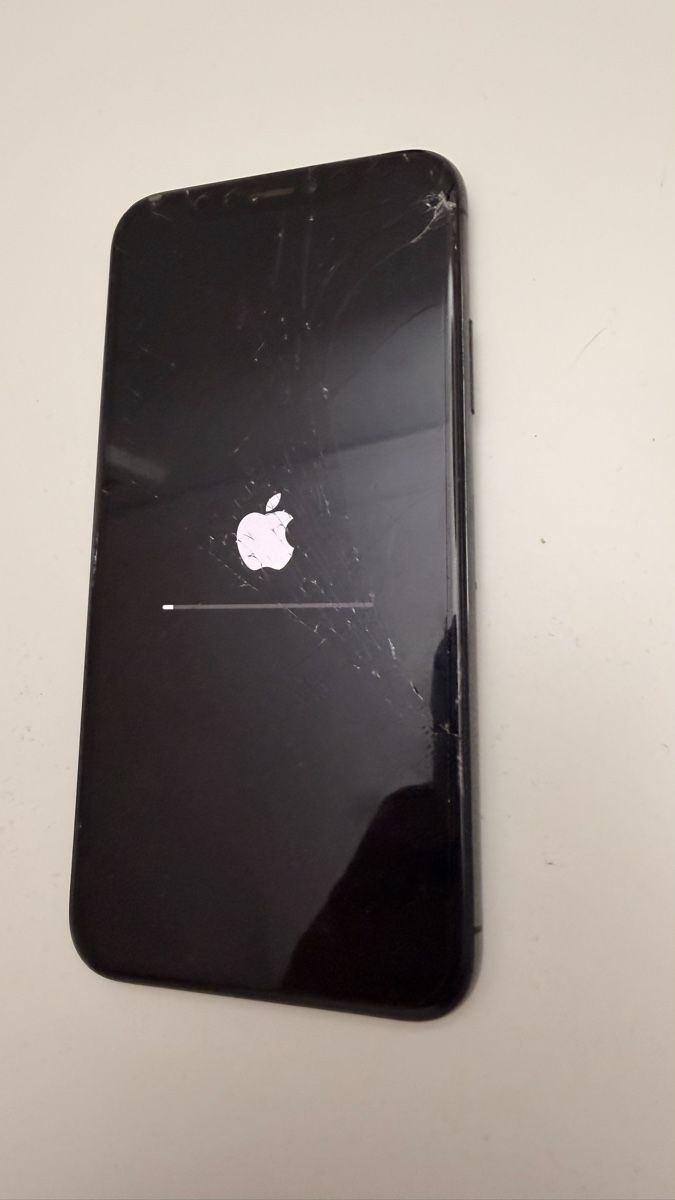Apple Portables: iPhone XS 256GB Space Grey - Display gesprungen  – D'occasion à Lausanne par phi_7pnb 1