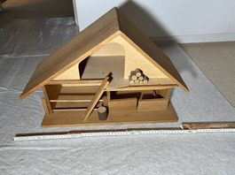 Spielstall / Bauernhof aus Holz mit Heuboden & Stalltüren