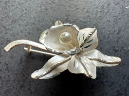 Brosche Blumenmotiv silber-weiss mit Perle
