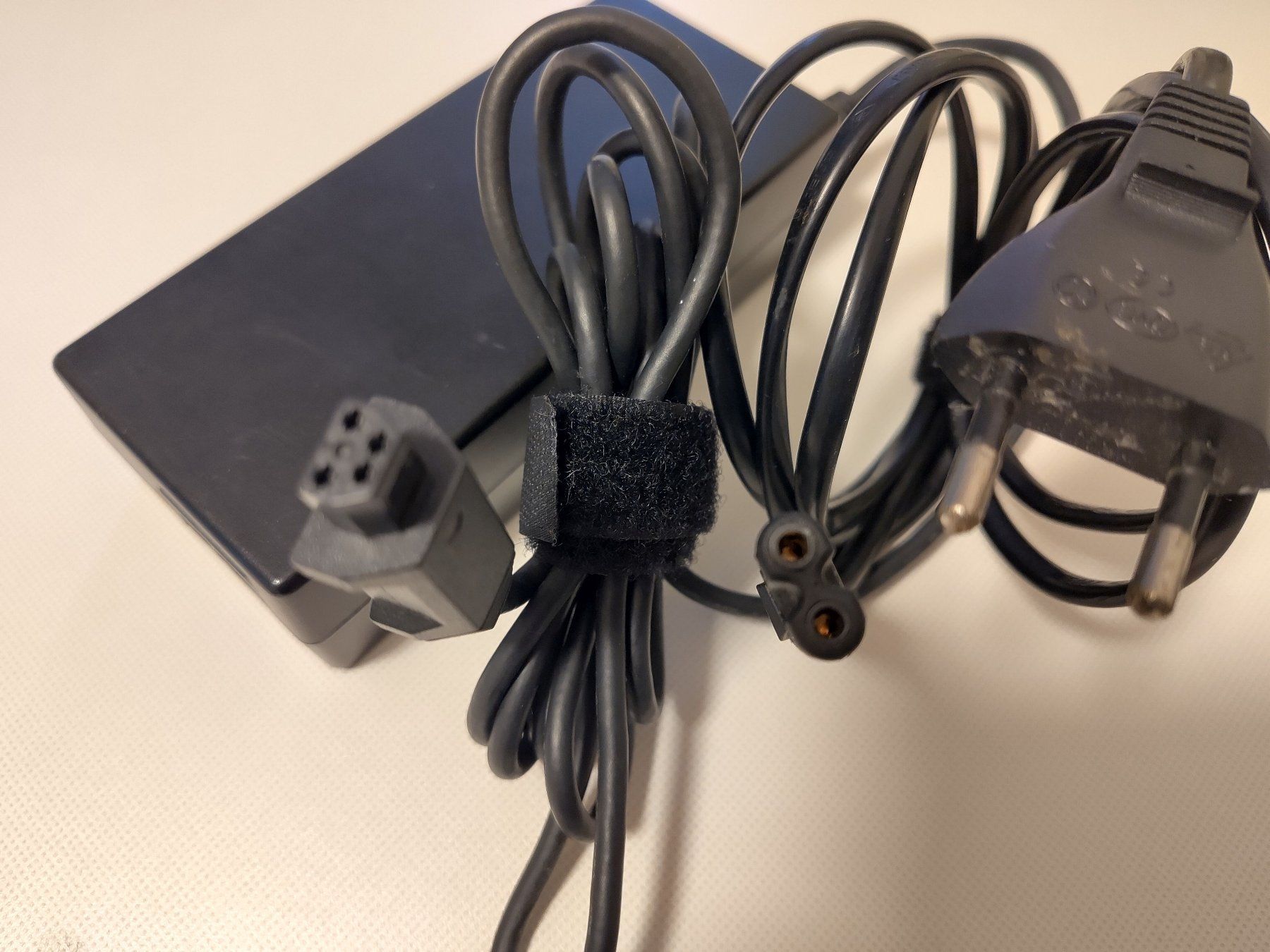 Toshiba Caricabatterie: Toshiba Netzadapter – Usato da glarus venduto da Engel_888 3