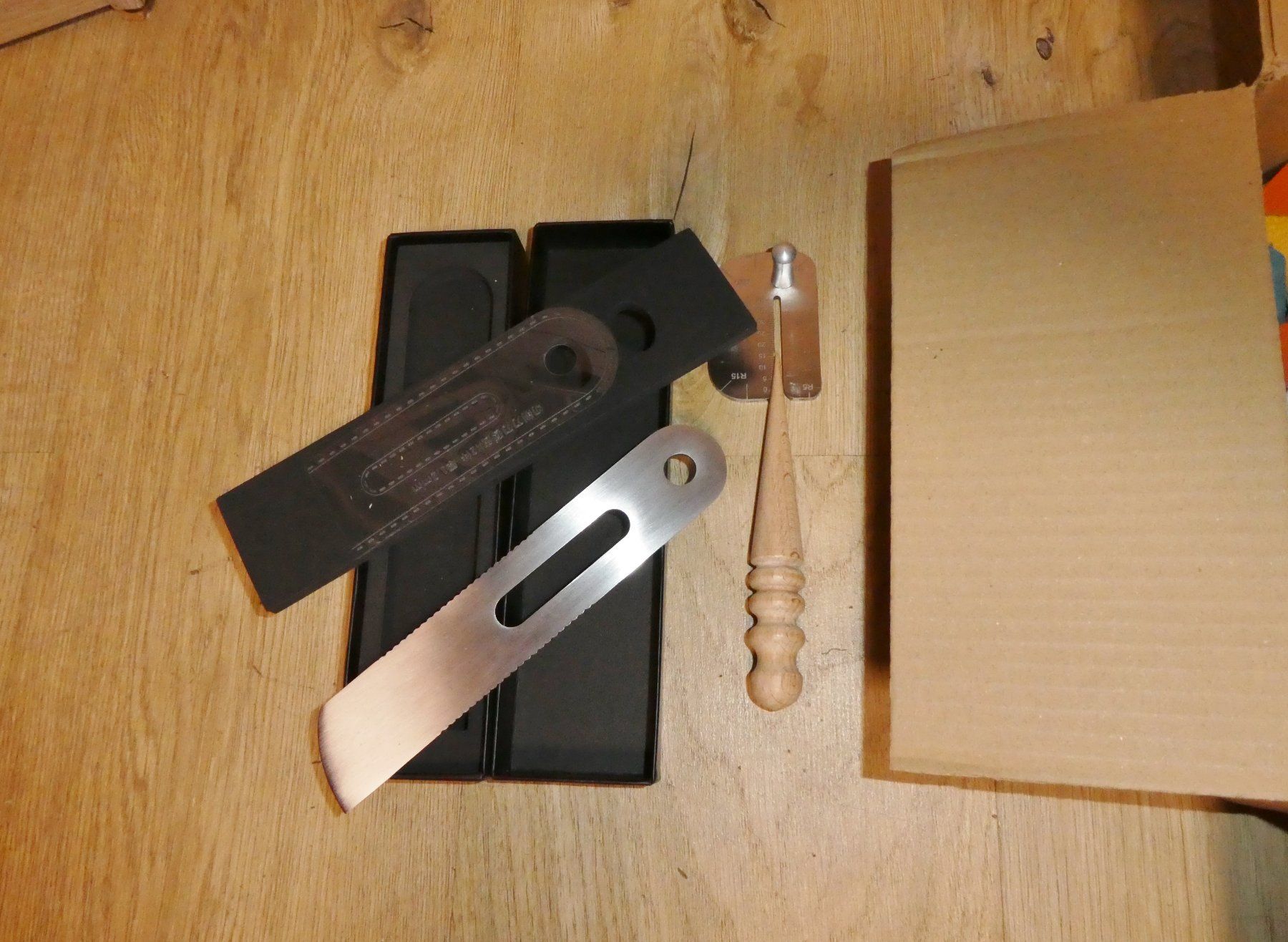 Kit bricolage: Echtes Leder Set mit Bearbeitung Zubehör. – Nuovo e nell'imballaggio originale da Siebnen venduto da GluckPilz5684 1