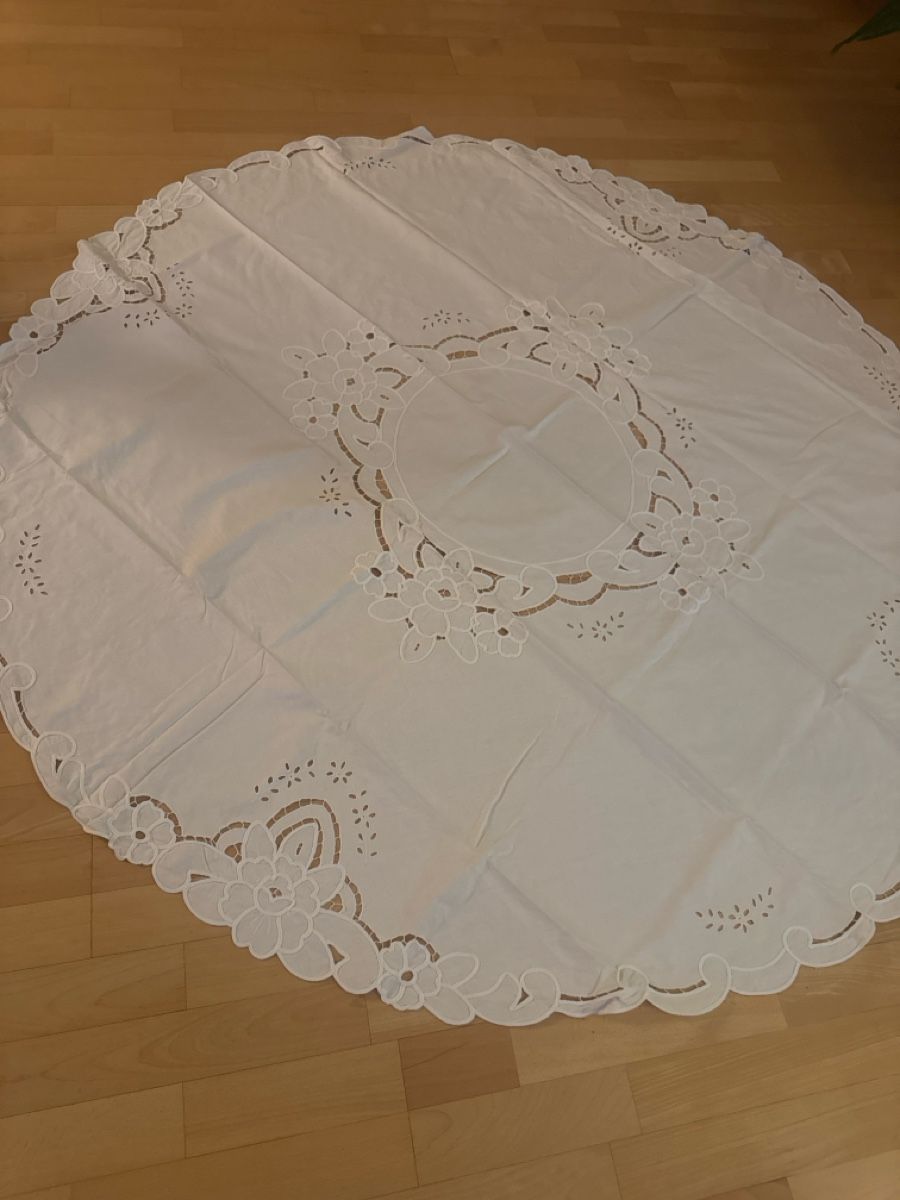 Sonstige Tischwäsche: Weisse Tischdecke mit Blumenmuster, Durchmesser 160cm – Gebraucht aus Abtwil SG von ale2002 2
