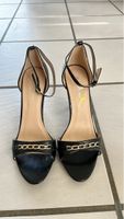 Elegante, schwarze Sandalen mit Goldkette, Grösse 40
