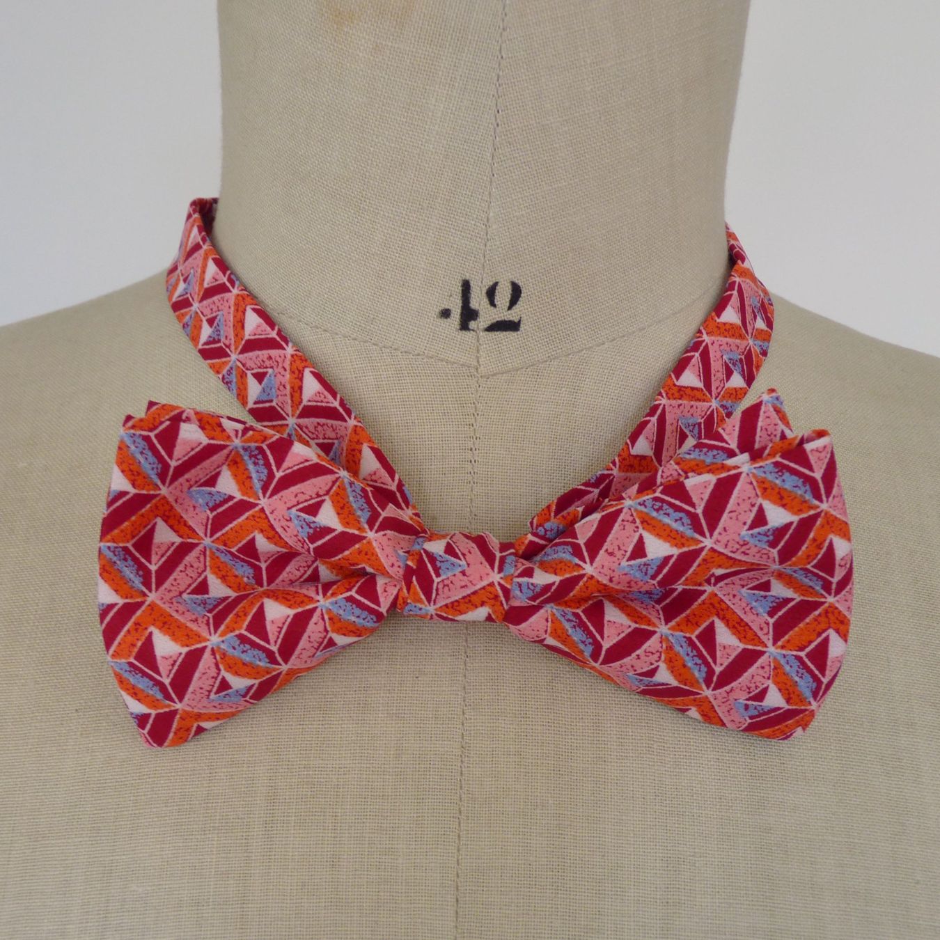 Krawatten: Fliege Seide rot abstraktes Muster handmade by Silvia-K – Neu (gemäss Beschreibung) aus Brüttisellen von Buxus