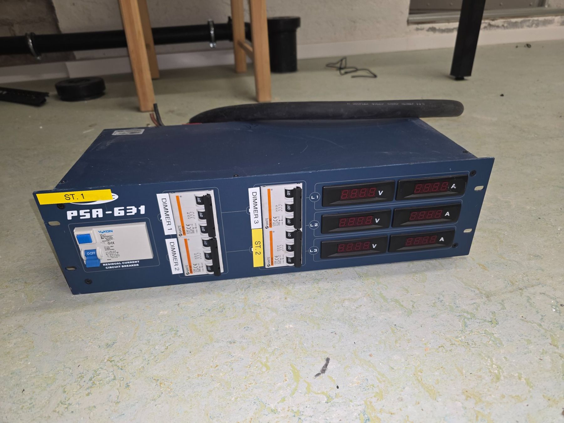 Alimentazione elettrica: Showtech PSA-631 Stromverteiler 1x 63A auf 4x CEE32A – Usato da Langnau am Albis venduto da Michel_BaumgartnerLA