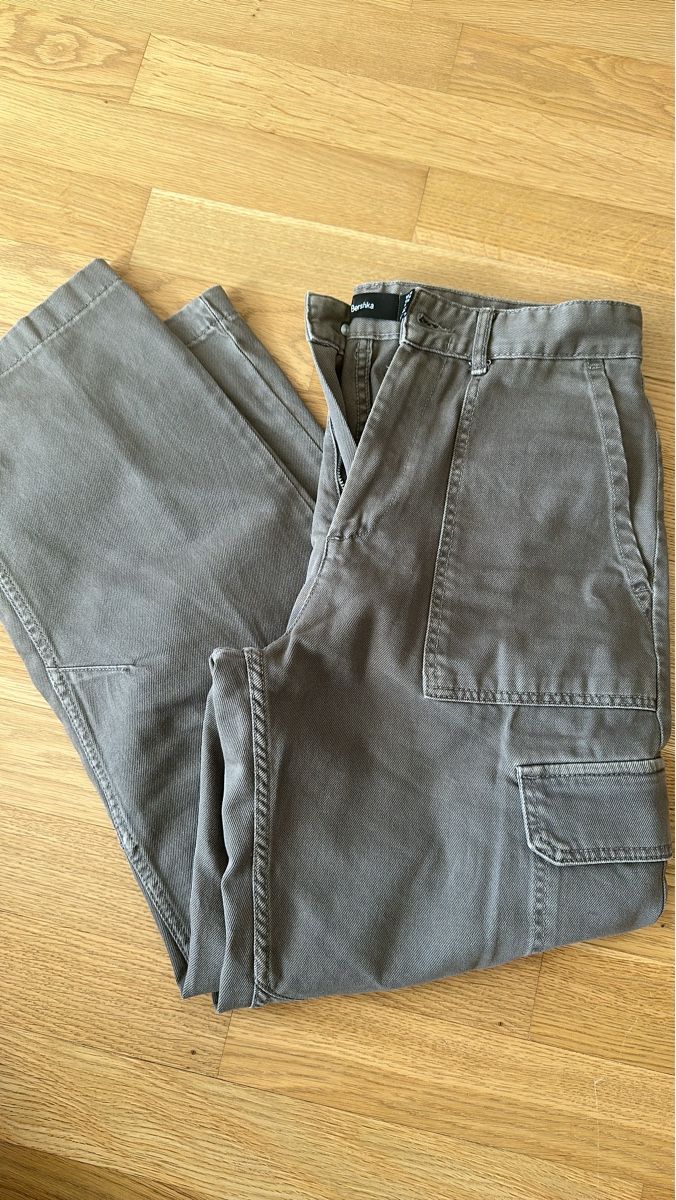Bershka Hosen: Bershka Cargo Pants Grey Size 38 – Gebraucht aus Brittnau von iBazuka