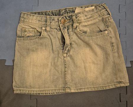Jupe en jean courte jeune fille taille 7-8ans  bon état