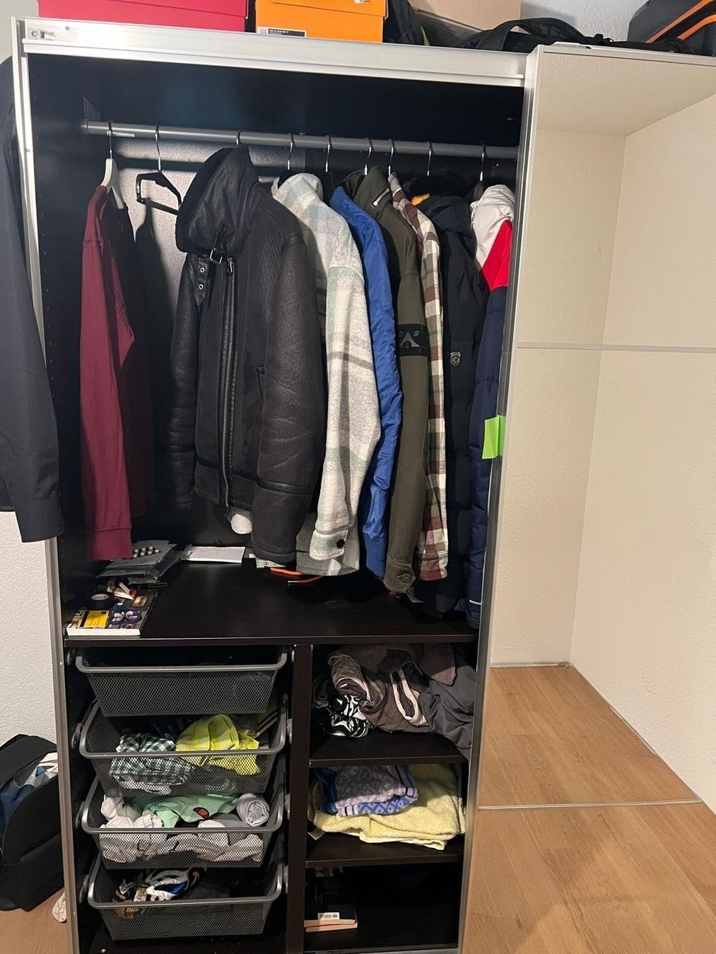 Armoires: Spiegelschrank mit Schiebetüren – D'occasion à Kastanienbaum par therebellsmurfette 2