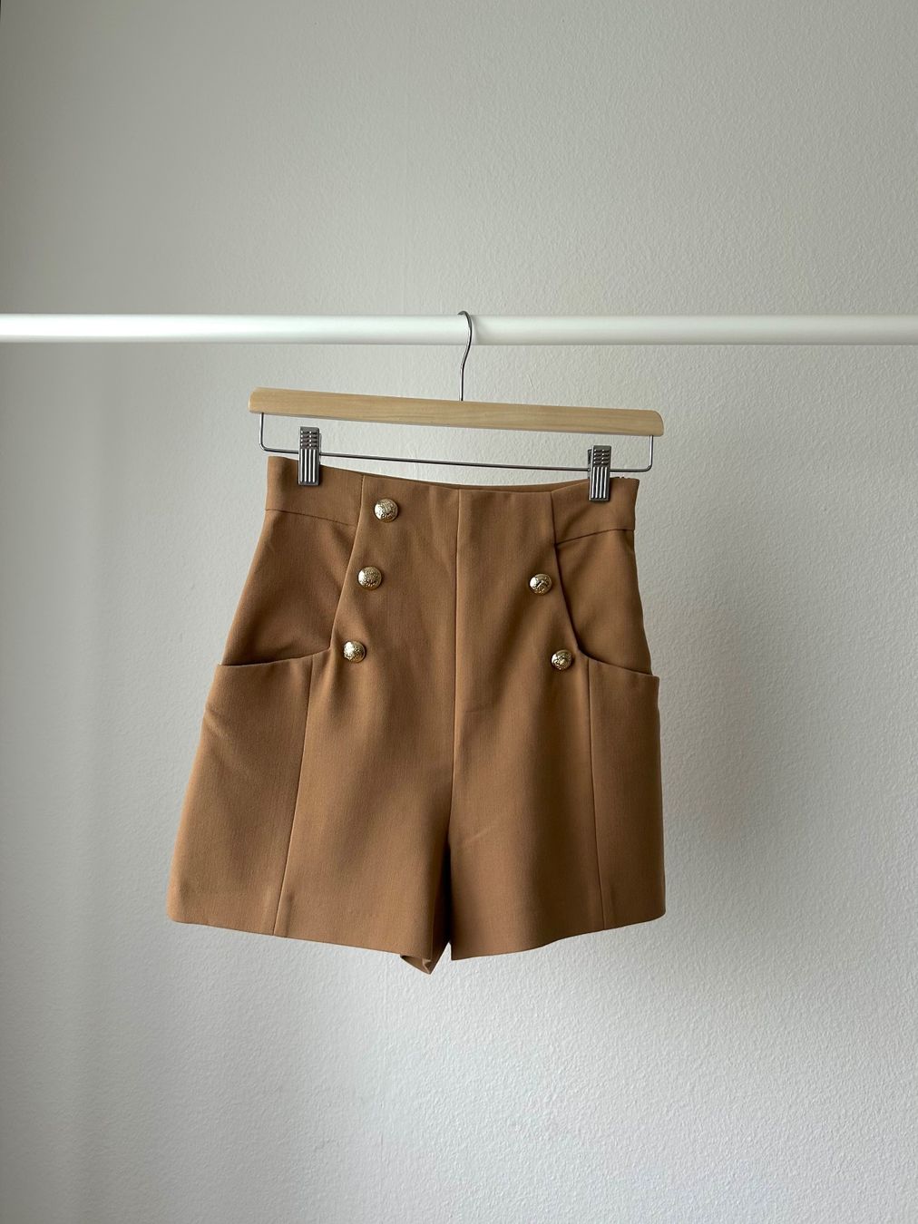 Zara Pantaloni: ZARA high-waist shorts – Nuovo (secondo la descrizione) da Zürich venduto da _nathalie_