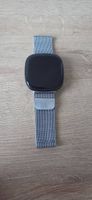 Fitbit Smartwatch mit Metallarmband