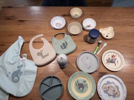 Kindergeschirr Set mit Lätzchen, Teller, Schüsseln etc.
