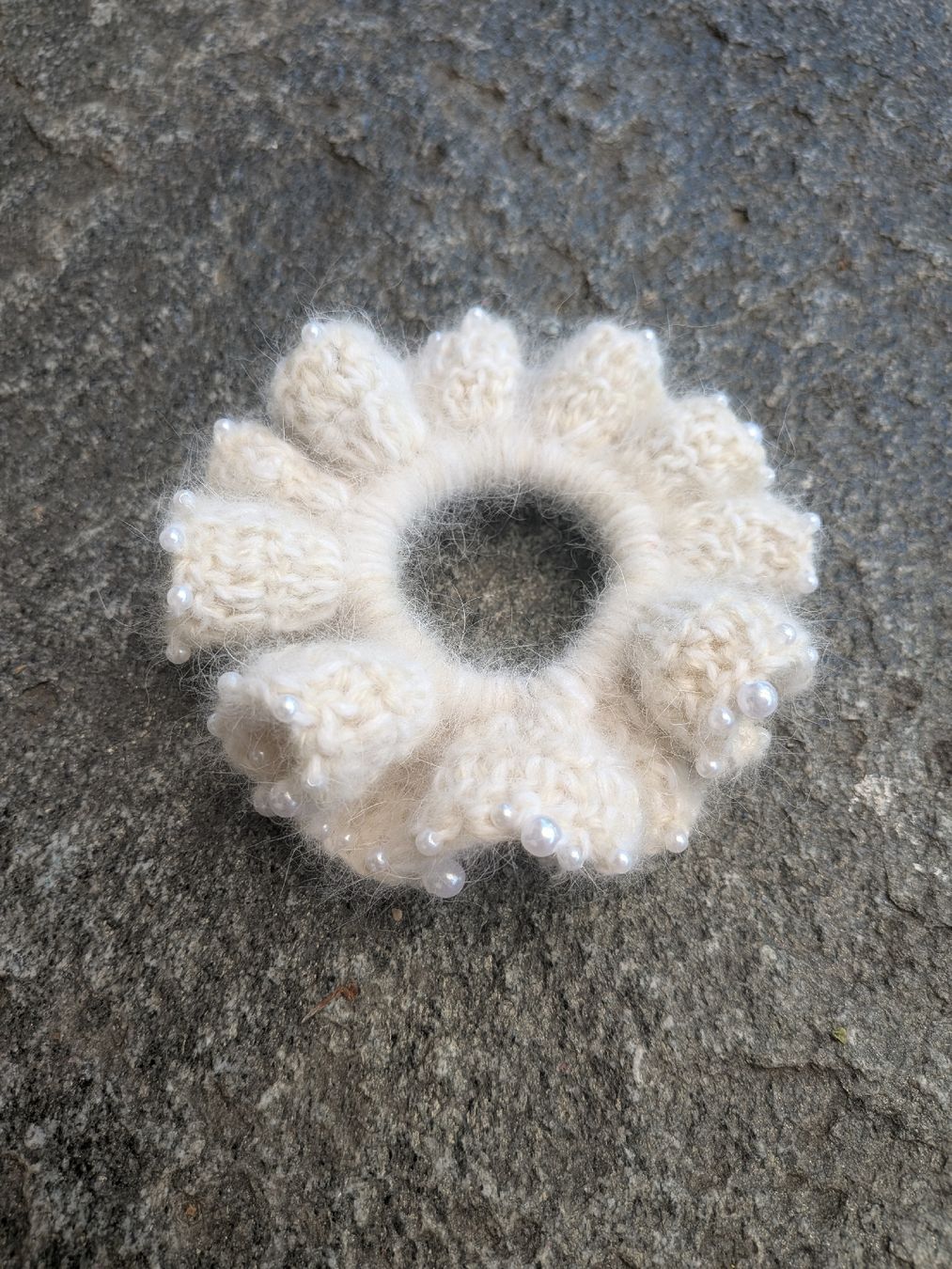 Accessori per capelli: Handgemachte Scrunchie mit Perlen - elegant & weich – Nuovo e nell'imballaggio originale da Köniz venduto da Feecrochet 1