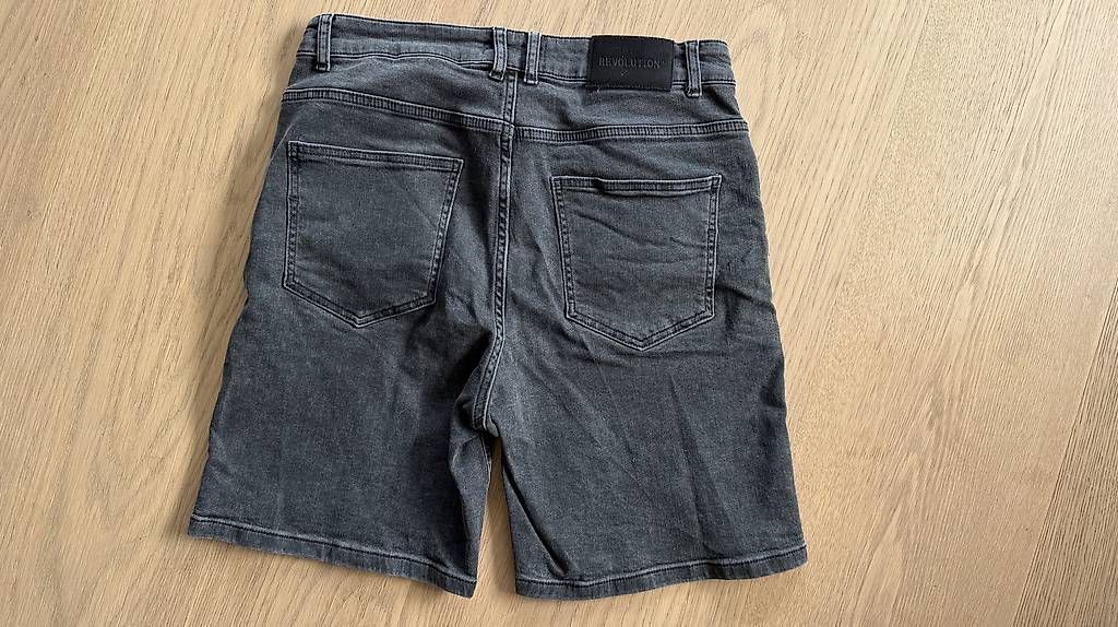 Pantaloni: Shorts Evergreen, Size 31 – Usato da Kriens venduto da tananuschka13 2