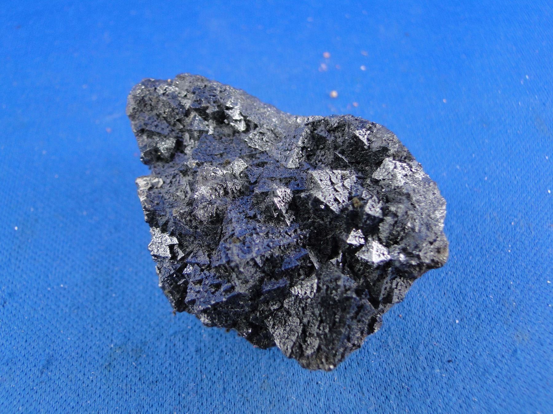 Minerali & Pietre curative: Hausmanit – Usato da Schinznach Bad venduto da Demerald 4