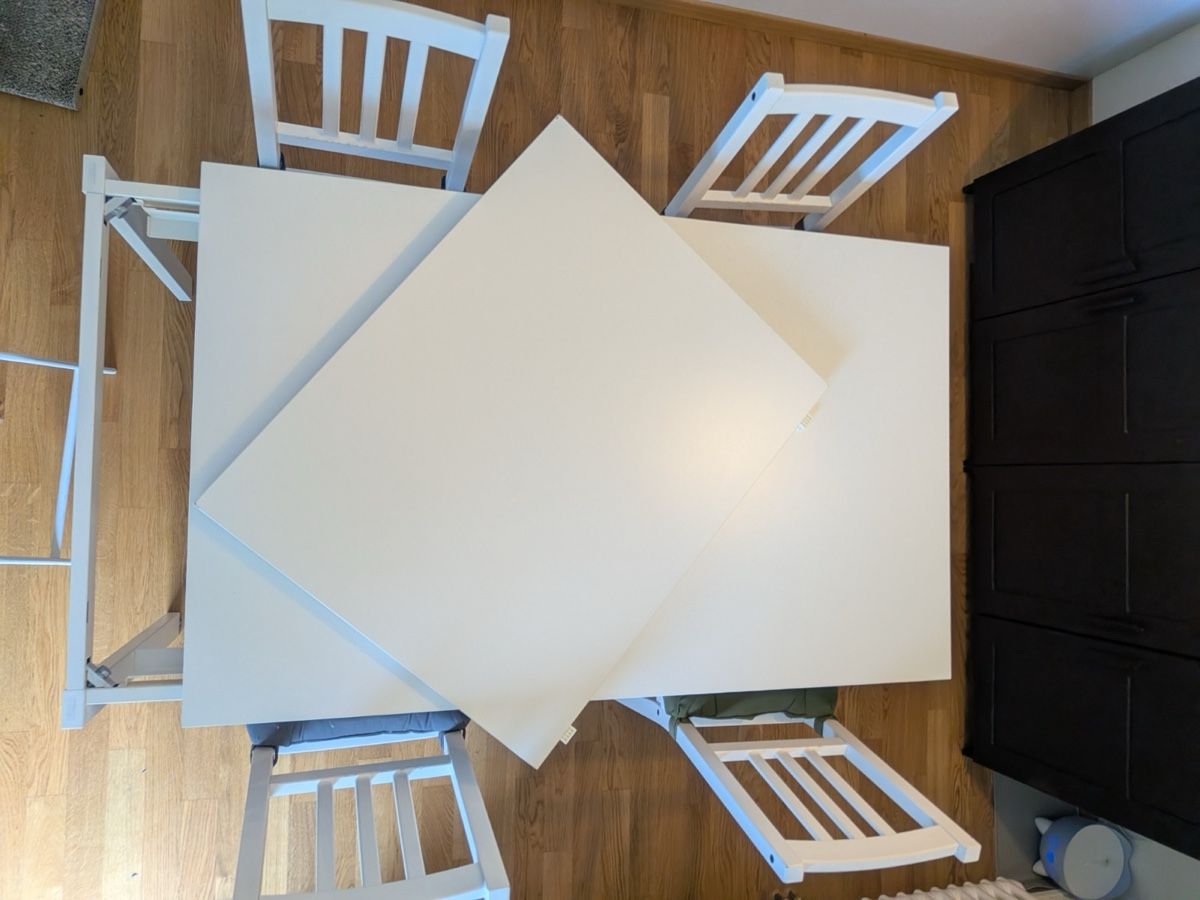 Ikea Tischset: White extendable dining table and 4 chairs – Gebraucht aus Rüfenacht BE von sha_6wlp