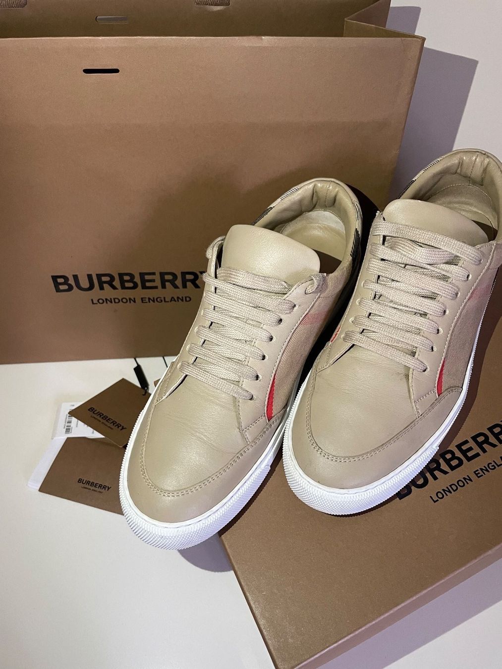 Burberry Scarpe da uomo: Burberry leather sneakers size: 39-40.Perfect condition – Usato da Wollerau venduto da Vinagoni 1