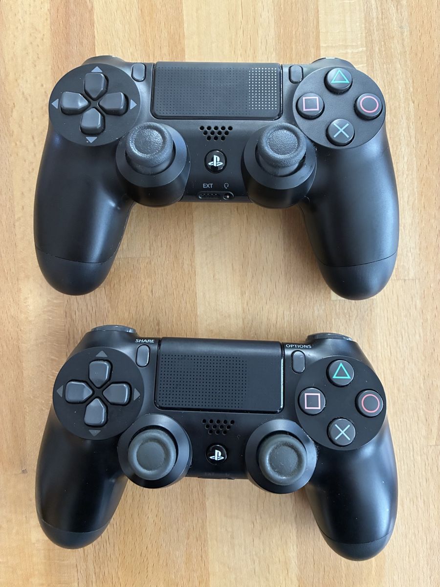 Sony Console: PS4 Slim 500 GB + 2 Controller + 2 Spiele + Kabel – Usato da Bonstetten venduto da sarah.arquint 1