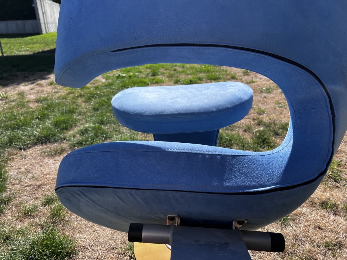 Stokke Poltrone: Stokke Peel Sessel mit Hocker blau – Usato da Neuenegg venduto da Magosaurus 5