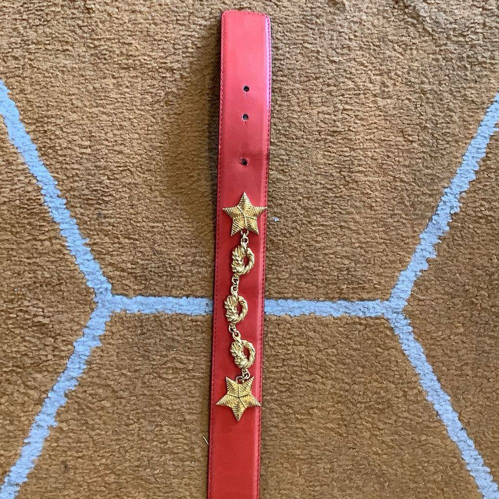 Escada Cinture: Escada Red Leather Belt w/ Stars & Chains – Usato da Buchrain venduto da Mr.Kim 2