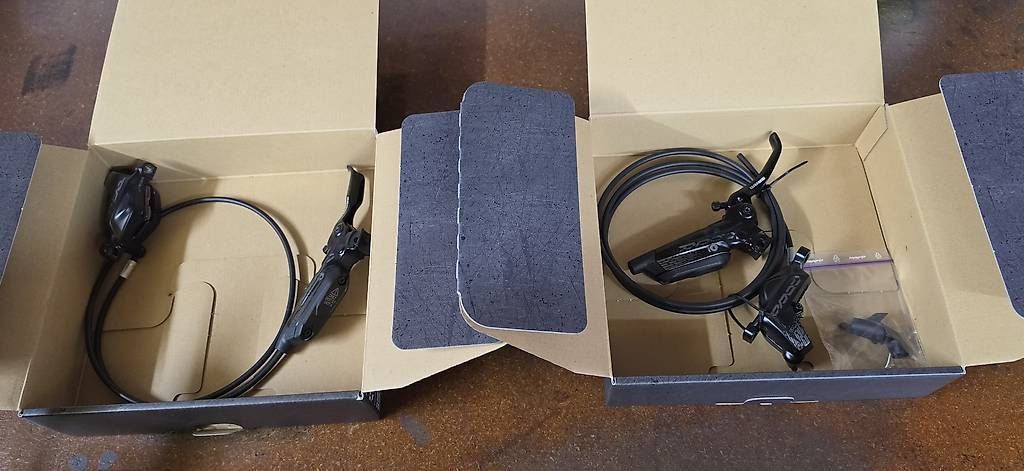 Pièces détachées: SRAM Code R Bremsen hi/vo – D'occasion à Pieterlen par desi_loly01 3