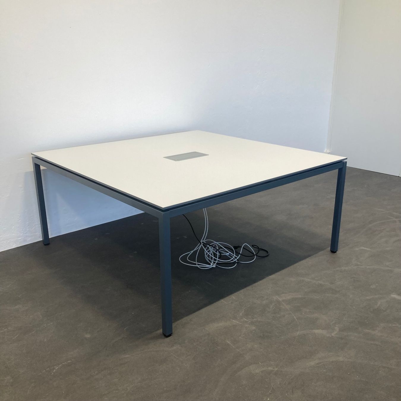 Lista Scrivanie: Lista Office LO Motion Sitzungstisch 1600x1600 mm - Weiss – Usato da Schönenwerd venduto da mcofficeshop 1