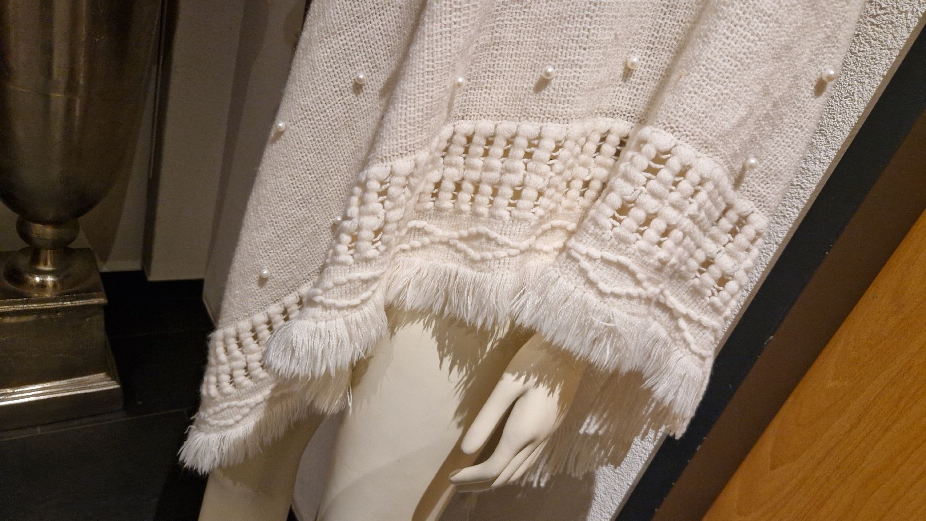 Bolero: Wunderschöner  Poncho mit Perlen in Creme, neu! – Nuovo (secondo la descrizione) da Widnau venduto da Smanitu 3