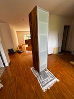 Schmaler Hochschrank, Holz, Tür mit Milchglas und Alurahmen